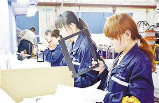 位于漯河市的河南源德福(聯(lián)想)科技產業(yè)園總投資12億元,主要產品為筆記本電腦精密零部件,產品銷往聯(lián)想集團全球供應鏈。目前,該產業(yè)園模具、注塑、五金沖壓、陽極盒、噴涂等7個車間相繼投入生產,今年前三個月實現(xiàn)產值1.2億元。圖為日前該產業(yè)園工人正在生產筆記本?